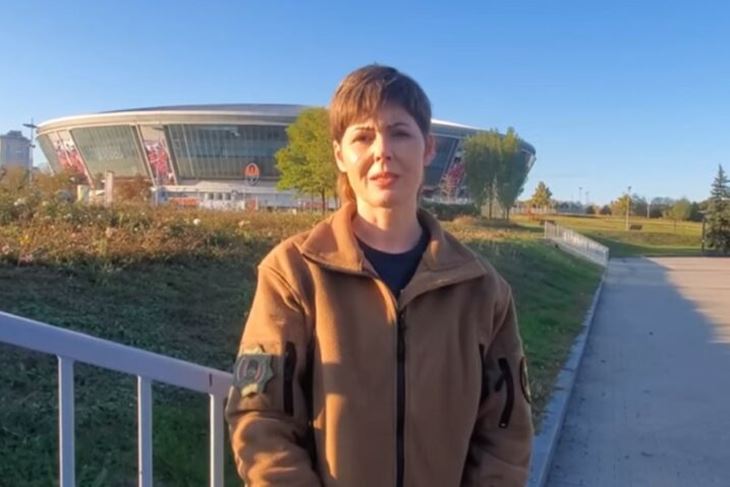 Mirela Jakupanec ispred stadiona Šahtara u okupiranom Donjecku (Foto Screenshot YouTube)