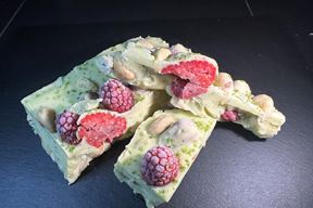 Bijela čokolada s limetom, indijskim oraščićima i svježim malinama