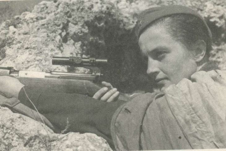 Propagandna fotografija Ljudmile Pavličenko snimljena u Sevastoplju početkom 1942.