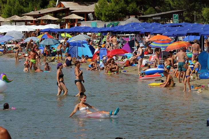 Na pomorskom dobru treba ponuditi dovoljno sadržaja za goste, no treba uvesti i reda, smatraju vijećnici (Arhiva Glasa Istre)