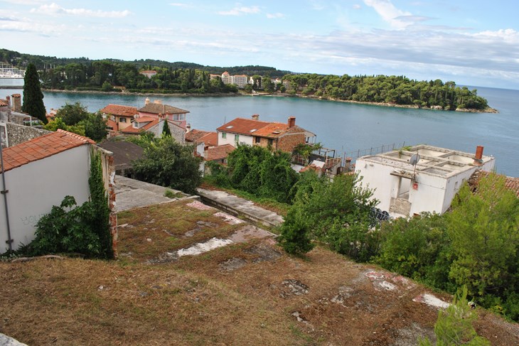 Sadašnji izgled prostora nekadašnjeg hotela ne pruža nimalo lijepu sliku s jednog od najljepših vidikovaca (Snimio Aldo Pokrajac)