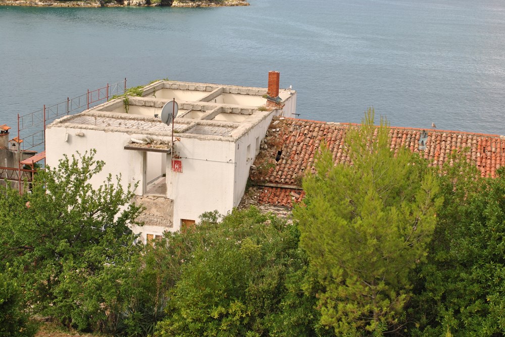 Nekadašnja karaula (desno) s aneksom (Snimio Aldo Pokrajac)