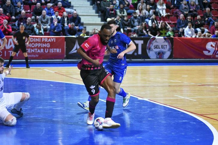 DEBITIRAO S BODOM - Arthur Tchato (Foto: Futsal Pula)