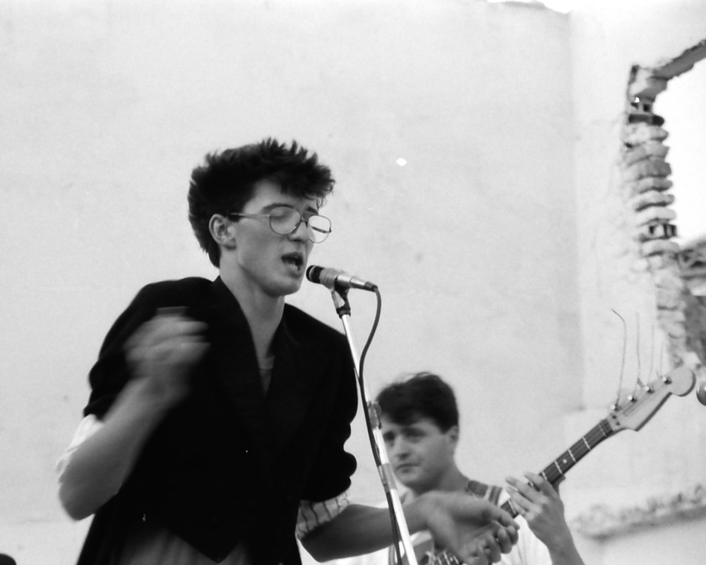 Nenad Marković i Bucolini na koncertu KUD Idijota u Mjesnoj zajednici Arena 1983. godine na fotografiji Robija Kolđeraja