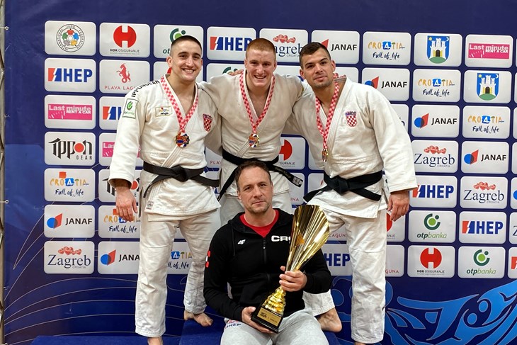 Robert Klačar, Dani Klačar, Dominik Družeta i trener Dean Ilić (Foto HJS)