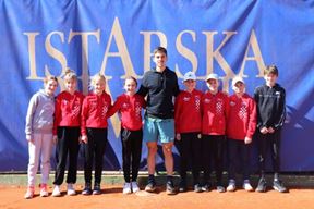 Dino Prižmić okružen mladim tenisačima