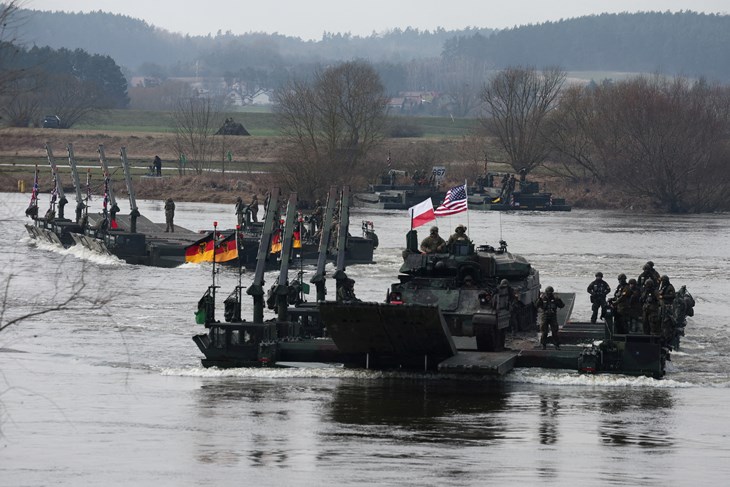 Vojnici na vježbi Dragon-24 prelaze poljsku rijeku Vislu (Foto Reuters)