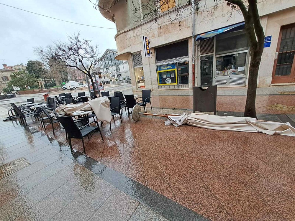 Jak vjetar danas je u Puli rušio kante, suncobrane, vaze sa cvijećem (Snimila Tea Tidić)