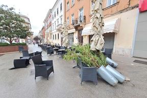 Jak vjetar danas je u Puli rušio kante, suncobrane, vaze sa cvijećem (Snimila Tea Tidić)