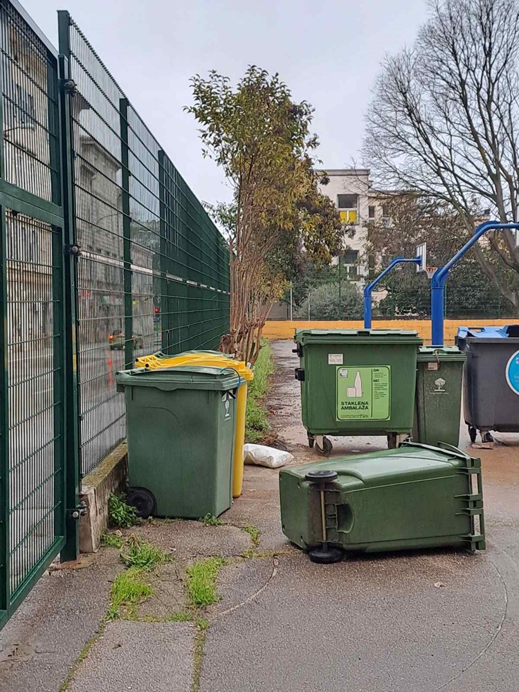 Jak vjetar danas je u Puli rušio kante, suncobrane, vaze sa cvijećem (Snimila Tea Tidić)