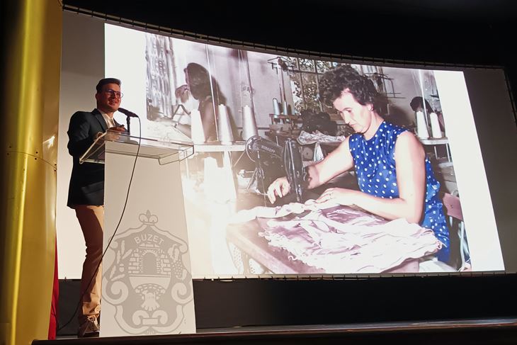 Matija Nežić, na fotografiji njegova nona Anđela Nežić (Snimila Gordana Čalić Šverko)