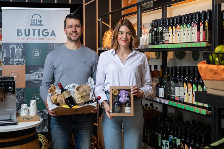 Marko Bratović iz Poljoprivredne udruge Vitis i Linda Grebac, direktorica TZ-a Općine Kaštelir-Labinci (Snimio Manuel Paljuh)