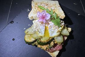 Jaje alla crying Elvis