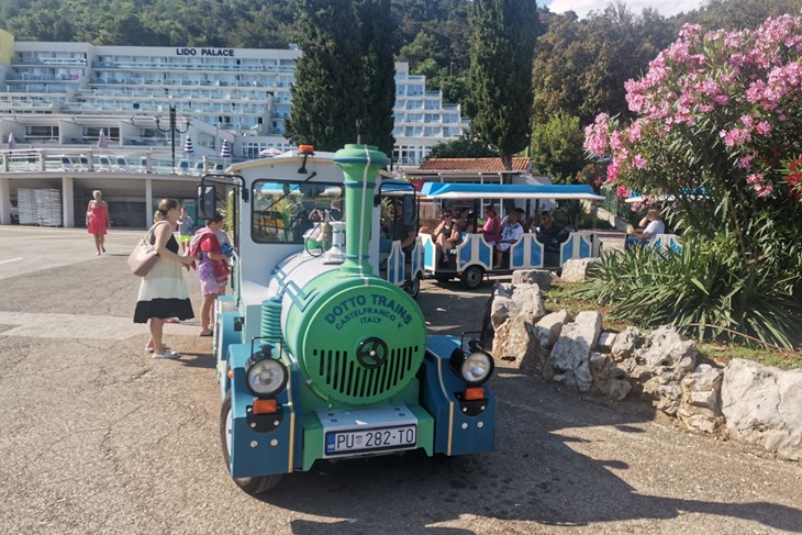 Vlakić na svojoj početnoj stanici u Maslinici