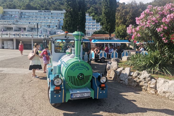Vlakić na svojoj početnoj stanici u Maslinici