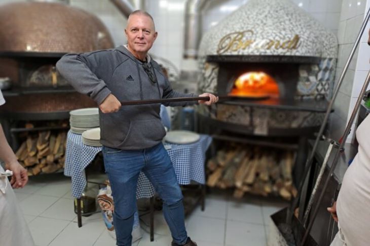 Naš novinar Edi Prodan u pizzeriji Brandi