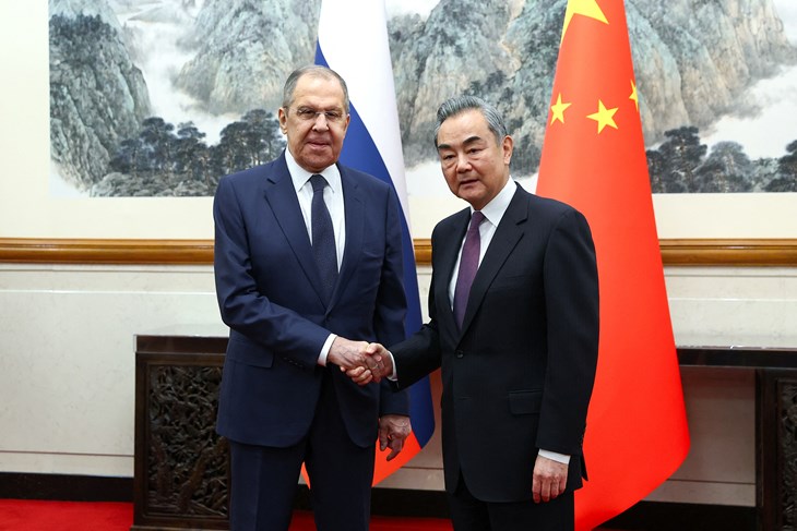 Sergei Lavrov i Wang Yi (Reuters)