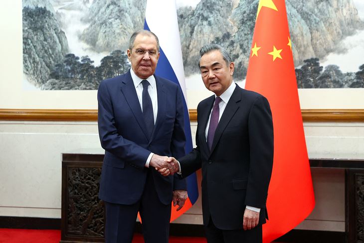 Sergei Lavrov i Wang Yi (Reuters)