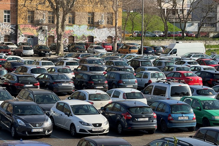 Parkiralište Društvenog centra Rojc (Snimio Mihael Stojanović)