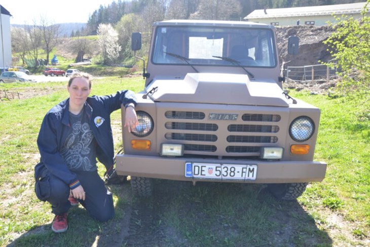 Gorana Rezendes kraj jednog od svojih oldtimer ljubimaca (Snimio Marinko Krmpotić)