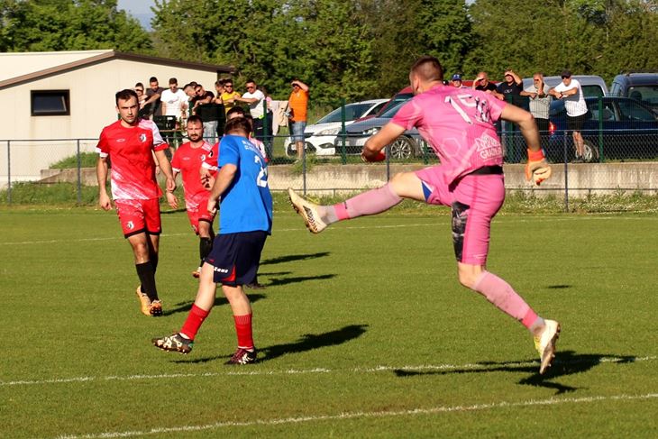 OBILJEŽIO DERBI U PETROVIJI - Vratar Petrovije Laren Melon (Snimio: Mijat Gavran)