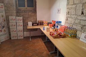 Svakodnevna aktivnost su i paketi pomoći s namirnicima (Snimila Jelena Milović)