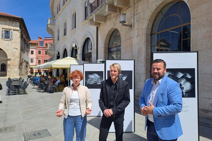 Sanja Cinkopan Korotaj, Hoyka i pulski gradonačelnik otvaraju izložbu (Snimio Ian Tataj)