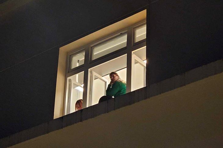 Prijenos na Studentskom trgu prate i studenti s prozora (Snimila Petra Stefanović)