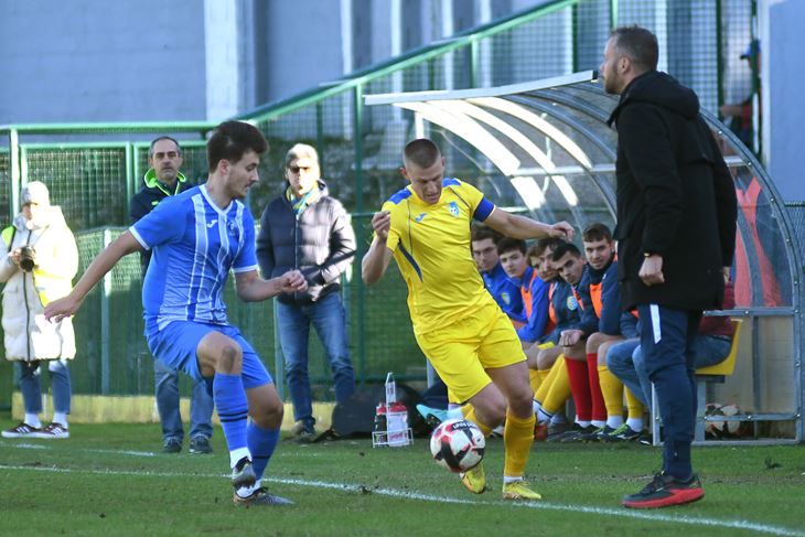 Manuel Perković (Rovinj, žuti) i Dominik Žgomba (Uljanik) u duelu ispred Saše Kolića (Arhiva Glasa Istre)