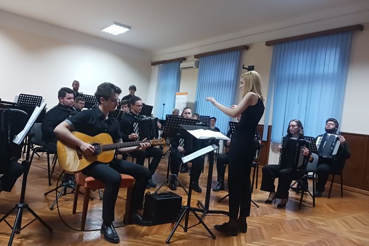 Harmonikaški orkestar i dirigentica Romina Peti (Snimila Vanesa Begić)