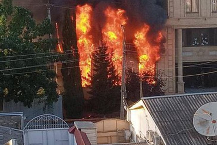 Sinagoga u plamenu (Foto X)