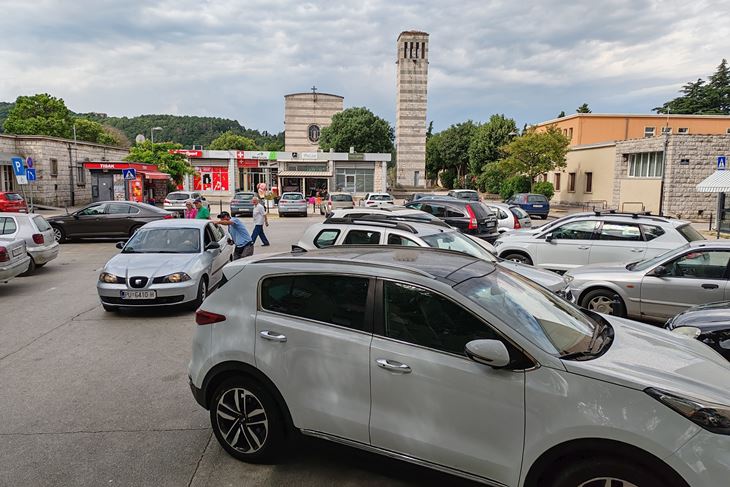 Trg Labinskih rudara ima najjeftiniji parking od 50 centi za sat, a može i 30 centi za pola sata (Snimio Branko Biočić)