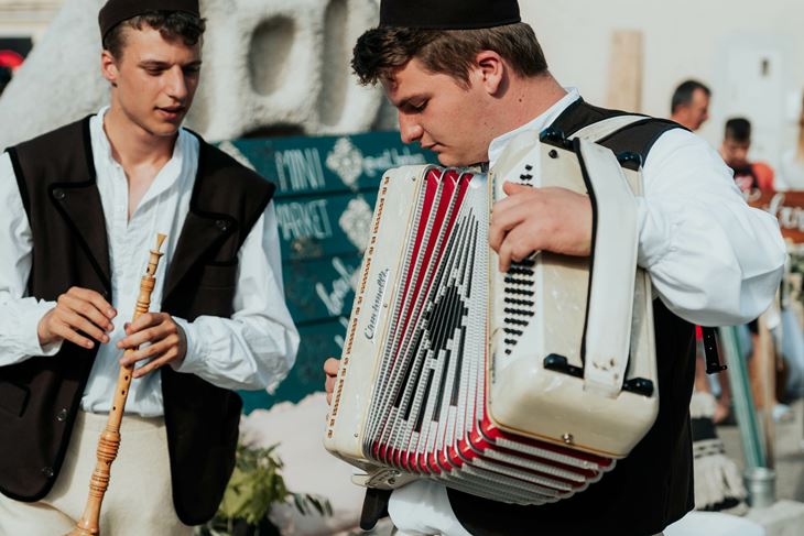 Tradicionalna manifestacija "Zasvirimo u Glavani parku" (Foto TZO Barban)