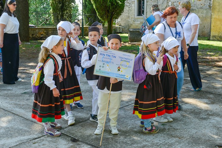 Vrtićarci folkloraši u Žminju (Foto Istarska županija)