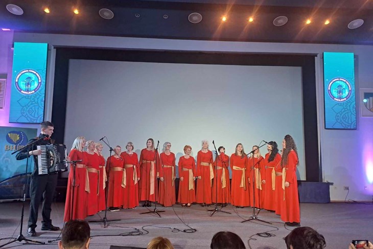 Zbor "Istarske gondže" (Foto Nacionalna zajednica Bošnjaka Istre)