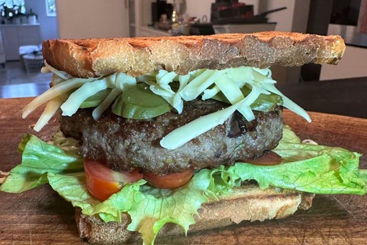 "Toast  burger": junetina, limun i ružmarin