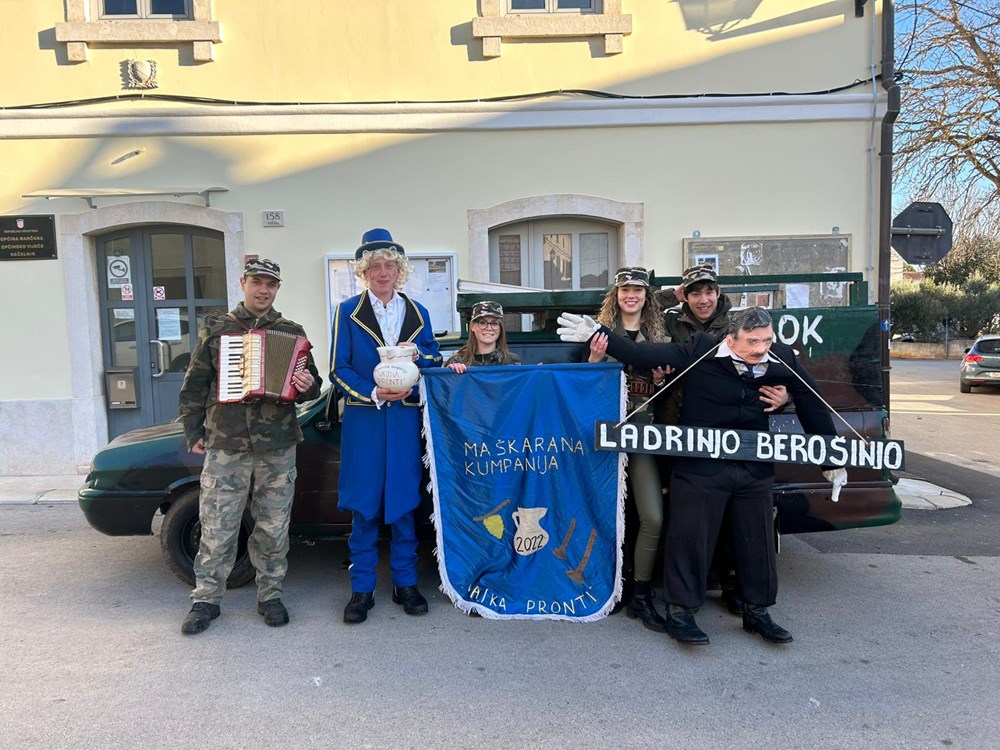 (Foto Maškarana kumpanija "Vajka pronti")