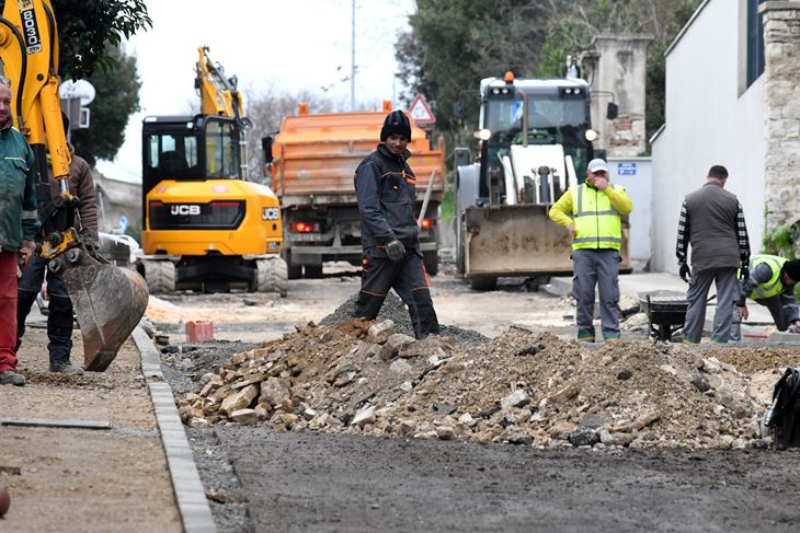 Radovi se odnose na obostranu obnovu nogostupa i svugdje gdje je potrebno zamjenjuju se dotrajall rubnjaci (Snimio Milivoj Mijošek)