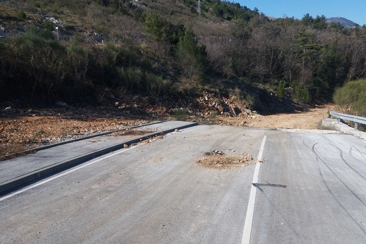 Cesta kod naselja Načinovići koja vodi - nigdje (Snimio Branko Biočić)