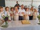 Domaćice, načelnik Carić i direktorica TZ Kršan Arijana Brnetić oko slavljeničke torte za 20. Krafifest (Snimio Branko Biočić)