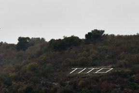 Titov natpis na brdu iznad Raške doline