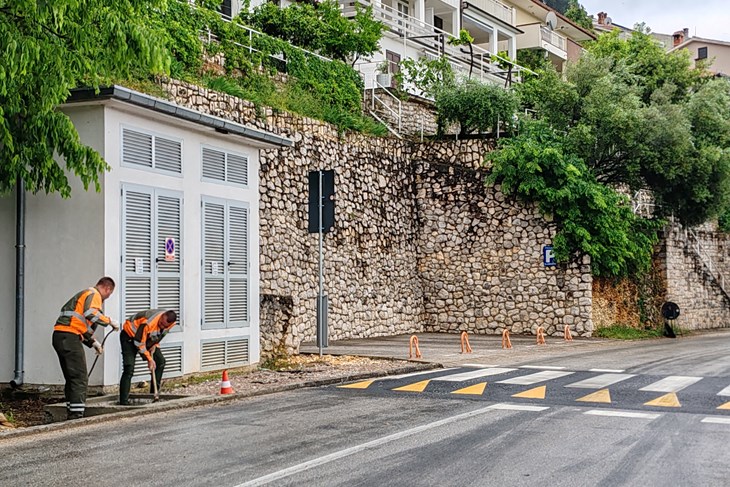 Postavljanje novih i viših usporivača u glavnoj rabačkoj ulici (Snimio Branko Biočić)