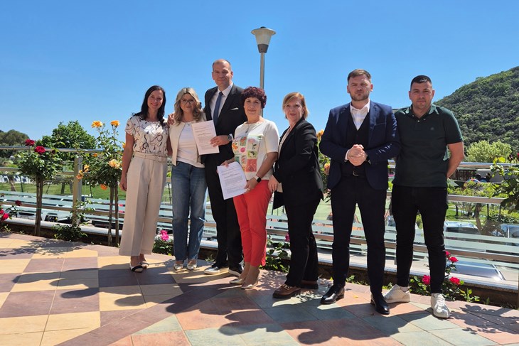 Sindikati i Maslinica dogovorili veće plaće i primanja radnika (SIKD)