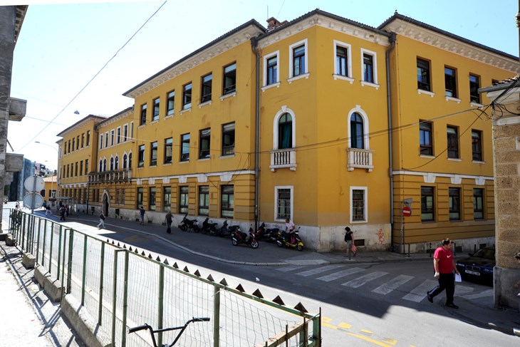 U "žutoj školi" danas su smještene Gimnazija, Strukovna i Glazbena škola (Snimio Milivoj Mijošek)