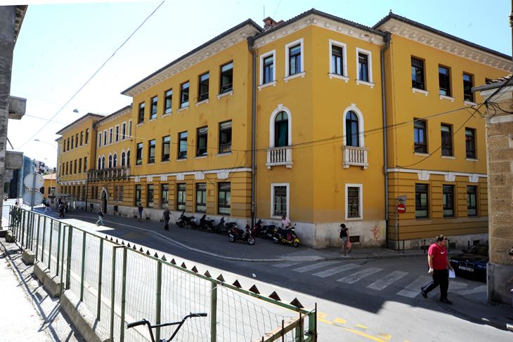 U "žutoj školi" danas su smještene Gimnazija, Strukovna i Glazbena škola (Snimio Milivoj Mijošek)