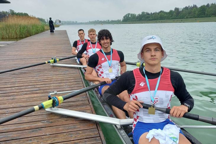HRVATSKI ČETVERAC - Jerko Petković drugi s desna
