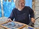 Rita nam pokazuje obiteljske fotografije (Snimila Dania Lozina)