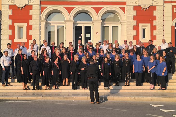 Zajedničko pjevanje istarske svečane pjesme, ‘Krasna zemljo, Istro mila« Matka Brajše Rašana ispred zgrade POU Poreč (Snimio Zvonimir Guzić)