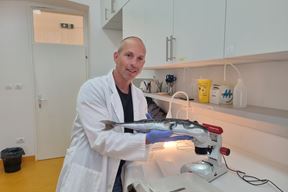 Dr. sc. Neven Iveša u laboratoriju istražuje najotrovniju životinju na svijetu - srebrnoprugu napuhaču (Snimila Doria Mohorović)