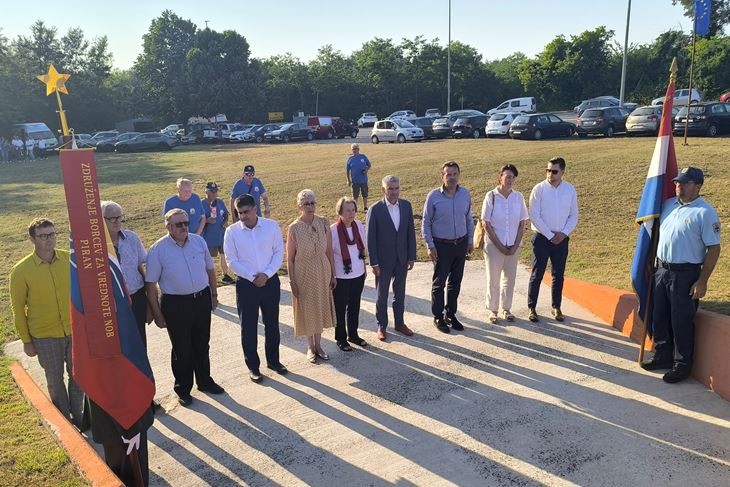 Predstavnici županije, antifašističkih i braniteljskih udruga, te gradova i općina prilikom polaganja vijenca (Snimio Zvonimir Guzić)